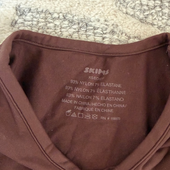 skims cocoa seamless smoothing tee - Picture 2 of 3